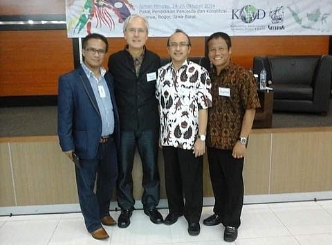 Dr. Heinrich Geiger (2. v. l.) mit Stephanus Mulyadi (4. v. l.) auf der KAAD-Auslandsakademie 2018 in Tagaytay, Philippinen