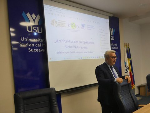 Eröffnung der Alumni-Konferenz an der Stefan-cel-Mare-Universität in Suceava mit einem Grußwort vor der Konferenzpräsentation.