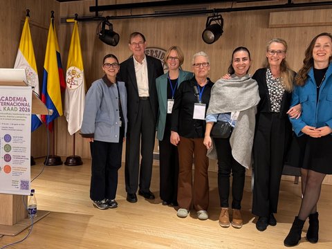 Die Delegation aus Bonn mit zwei Teilnehmerinnen im Veranstaltungsraum der Päpstlichen Universität Javeriana, von links nach rechts: P. Dr. Hans Langendörfer SJ, Dr. Nora Kalbarczyk, Ute Baumgart, Renate Flügel und Dr. Mirjam Rossa