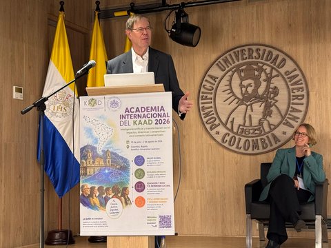 P. Langendörfer spricht Dankesworte, im Hintergrund sitzt Dr. Nora Kalbarczyk