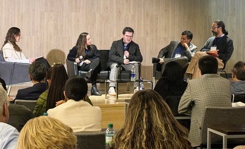 Podiumsdiskussion der Internationalen Akademie Dr. Mirjam Rossa, Prof. Dr. Fabiana Faleiros, Dr. Luis Luna Bravo und zwei weiteren Teilnehmernd Publikum im Veranstaltungsraum