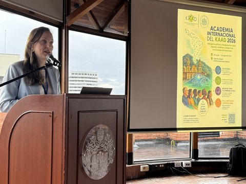 Dr. Mirjam Rossa spricht auf dem Podium