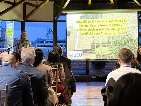 Prof. Dr. Carolina Aguerre während ihres Vortrags auf dem Podium