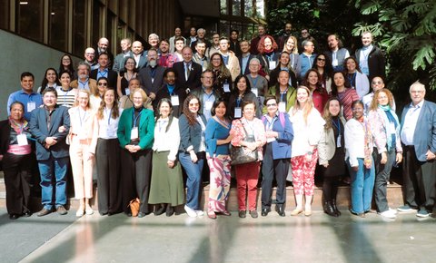 Teilnehmerinnen und Teilnehmer der Internationalen Akademie bei einem Gruppenfoto auf dem Campus der Päpstlichen Universität Javeriana.