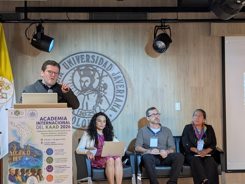 Dr. José Luis Luna Bravo auf dem Panel zu Bildung und akademischen Netzwerken während der Internationalen Akademie