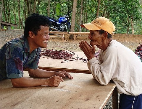 Mulyadi im Gespräch mit einem Handwerker
