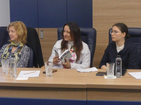 Teilnehmerinnen der Konferenz verfolgen einen Vortrag im Tagungsraum der Universität Suceava.